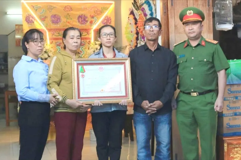 Thừa ủy quyền của Chủ tịch nước, lãnh đạo Công an tỉnh Khánh Hòa đã trao Huân chương Bảo vệ Tổ quốc hạng Ba cho thân nhân gia đình đồng chí Nguyễn Xuân Hải