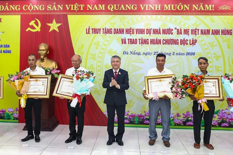 Phó Bí thư Thành ủy, Chủ tịch HĐND TP Đà Nẵng Nguyễn Đức Dũng thừa ủy quyền của Chủ tịch nước trao danh hiệu Bà mẹ Việt Nam anh hùng cho thân nhân các mẹ