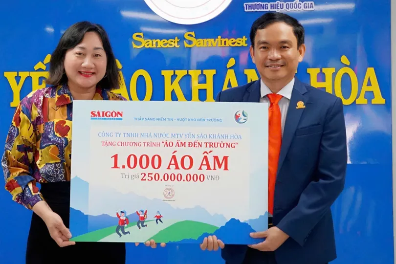 Công ty TNHH Yến sào Khánh Hòa trao tặng 1.000 áo ấm cho Chương trình “Áo ấm đến trường” 