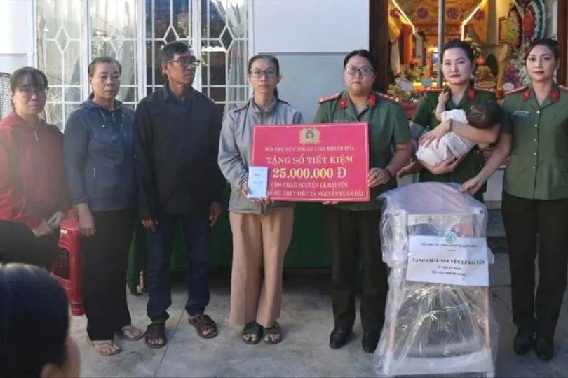 Hội Phụ nữ Công an tỉnh Khánh Hòa tặng sổ tiết kiệm cho cháu Hải Yến