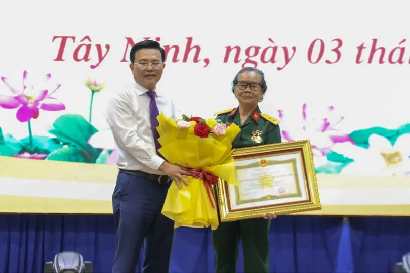 Thừa ủy quyền của Chủ tịch nước, Phó Bí thư Tỉnh ủy Tây Ninh Nguyễn Thanh Hải trao danh hiệu Anh hùng LLVTND tặng đồng chí Phan Thị Út (Út Nghét)