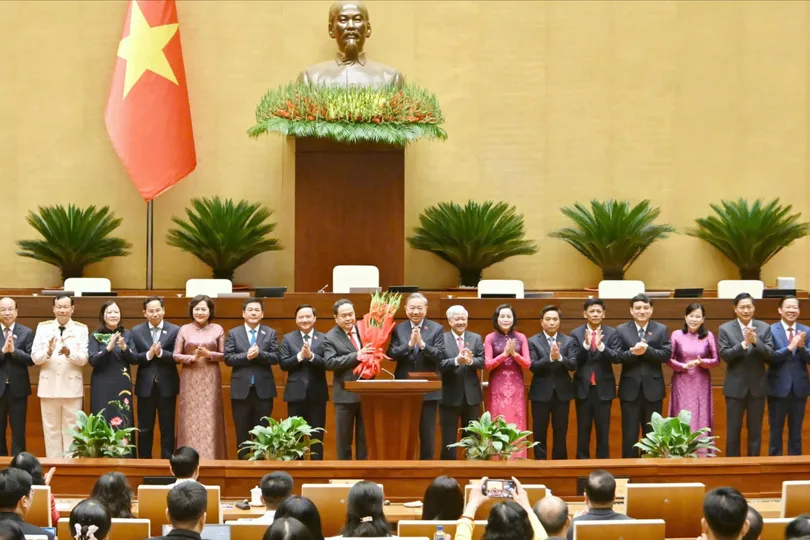 Tổng Bí thư Tô Lâm và Chủ tịch Quốc hội Trần Thanh Mẫn tặng hoa, chúc mừng các Phó Chủ tịch Quốc hội và Ủy viên Ủy ban Thường vụ Quốc hội, chiều 6-4. Ảnh: VIẾT CHUNG