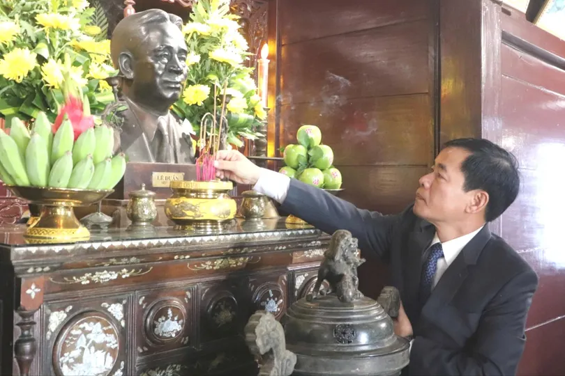 Đồng chí Nguyễn Văn Phương, Bí thư Tỉnh ủy Quảng Trị dâng hương tưởng niệm 119 năm Ngày sinh Tổng Bí thư Lê Duẩn tại Khu lưu niệm Tổng Bí thư Lê Duẩn ở thôn Hậu Kiên, xã Triệu Phong