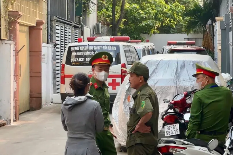 Lực lượng chức năng phong tỏa khu vực gần hiện trường để điều tra vụ việc 