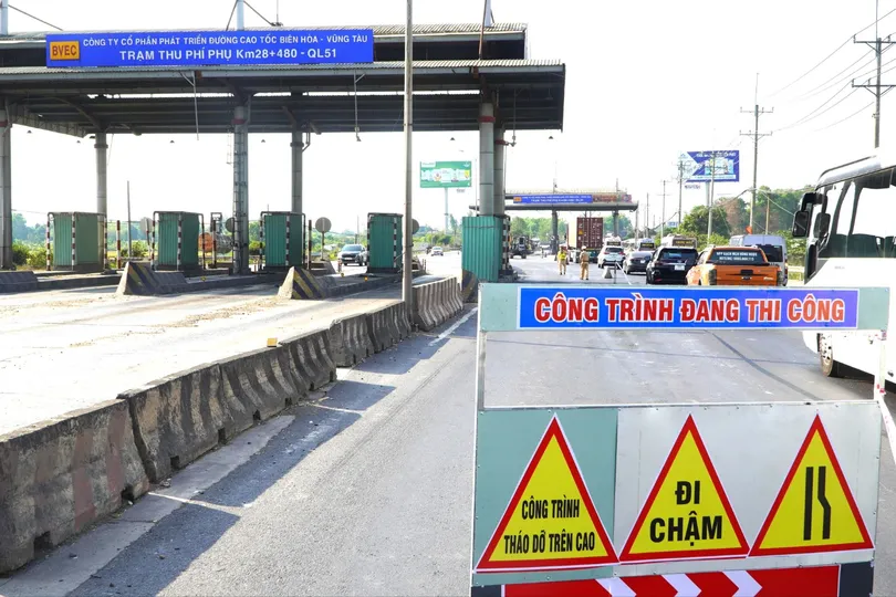 Cơ quan chức năng bắt đầu tiến hành tháo dỡ trạm thu phí bỏ hoang trên quốc lộ 51