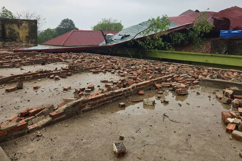 Dông lốc và mưa đá gây thiệt hại tại trường học ở phường Hàm Rồng