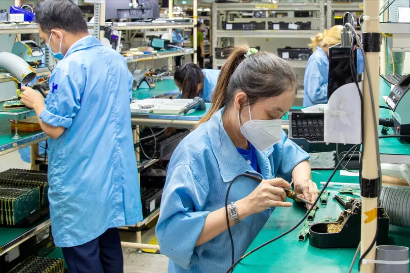 Công nhân làm việc trên dây chuyền sản xuất thiết bị điện tử tại Công ty Datalogic, Khu Công nghệ cao TPHCM (ẢNH: HOÀNG HÙNG)