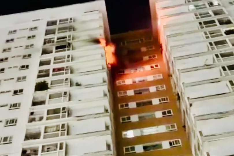 Cháy căn hộ tầng 16, nhiều người tháo chạy