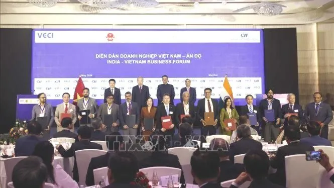 Tổng Bí thư, Chủ tịch nước Tô Lâm và Thủ hiến bang Maharashtra Devendra Fadnavis chứng kiến lễ trao các thoả thuận hợp tác giữa hai nước. Ảnh: Thống Nhất/TTXVN
