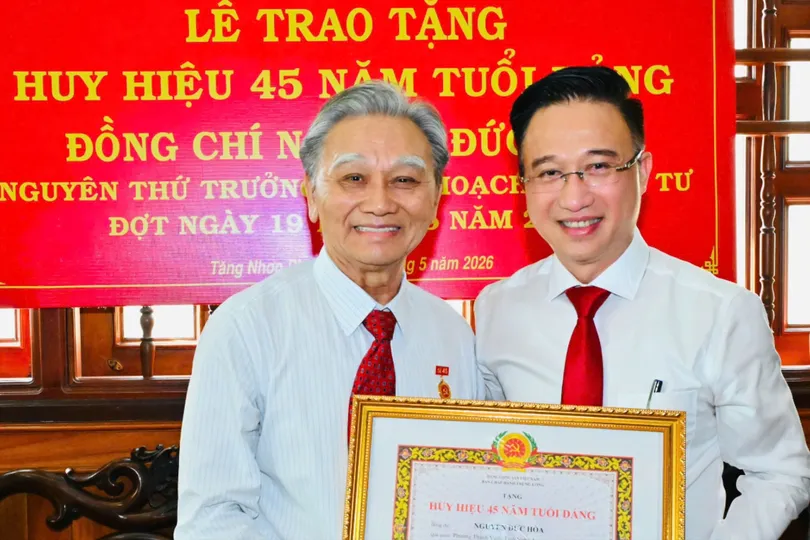 Lãnh đạo TPHCM trao Huy hiệu Đảng đến đồng chí Nguyễn Đức Hòa