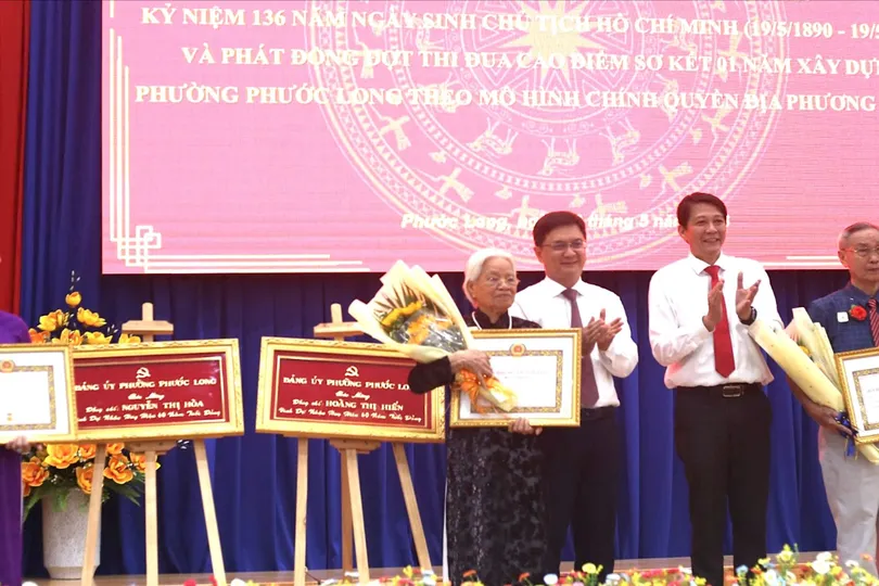 51 đảng viên Đảng bộ phường Phước Long nhận Huy hiệu Đảng