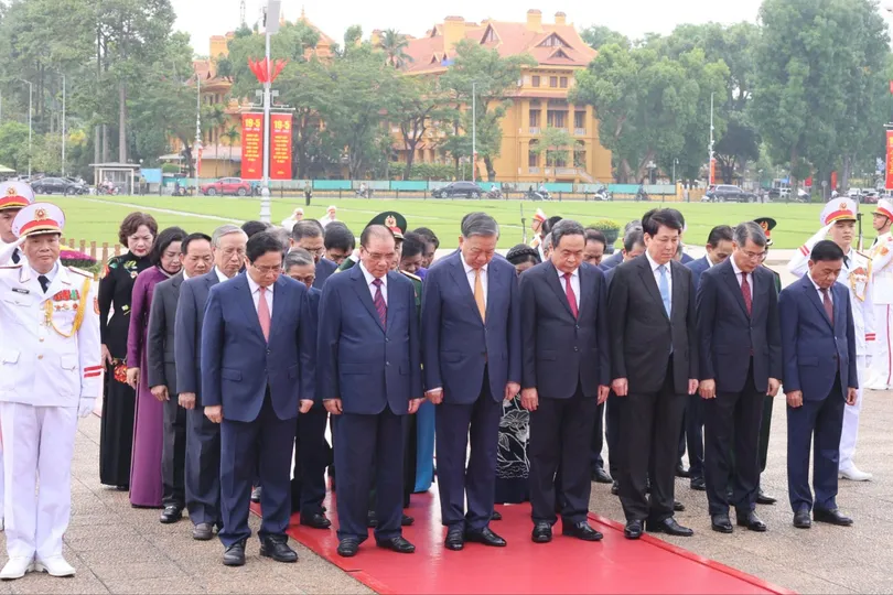 Tổng Bí thư, Chủ tịch nước Tô Lâm cùng các đồng chí lãnh đạo, nguyên lãnh đạo Đảng, Nhà nước đặt vòng hoa và vào Lăng viếng Bác. Ảnh: QUANG PHÚC