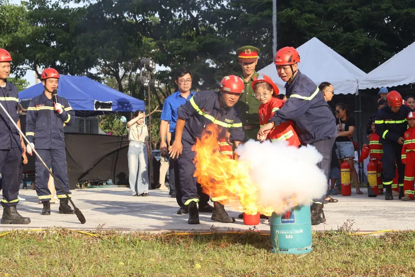 Các em nhỏ được hướng dẫn kỹ năng chữa cháy tại chương trình "Hoạt động trải nghiệm làm lính cứu hỏa"
