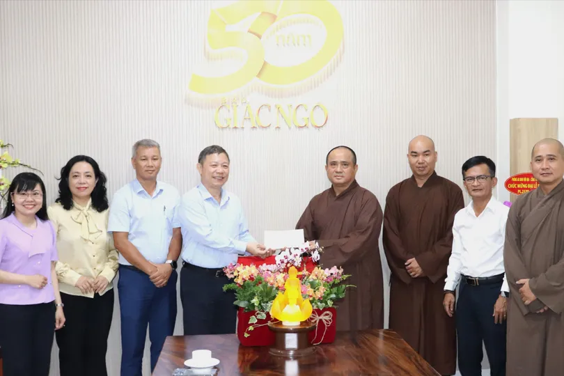 Đồng chí Dương Anh Đức thăm, chúc mừng Đại lễ Phật đản Báo Giác Ngộ