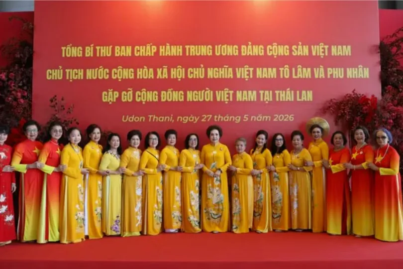 Kiều bào Thái Lan chụp ảnh lưu niệm tại Trung tâm VT Nam Nueng trong khi chờ đón Tổng Bí thư, Chủ tịch nước Tô Lâm. Ảnh: TTXVN