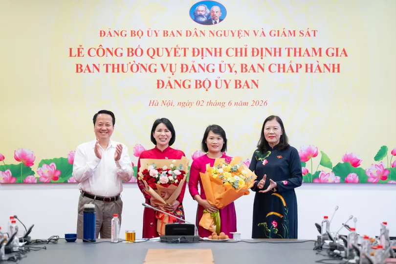 Lãnh đạo Ủy ban Dân nguyện và Giám sát tặng hoa chúc mừng các đồng chí nhận quyết định tại buổi lễ. Ảnh: CẨM HÀ