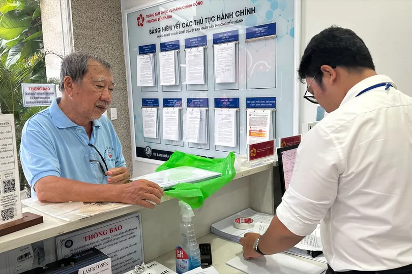 Cán bộ giải quyết thủ tục hành chính cho người dân. Ảnh: THANH HIỀN