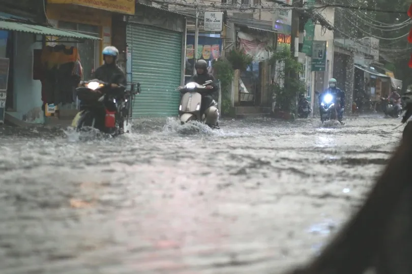 Mưa to gây ngập đường Bình Quới (phường Bình Quới, TPHCM)