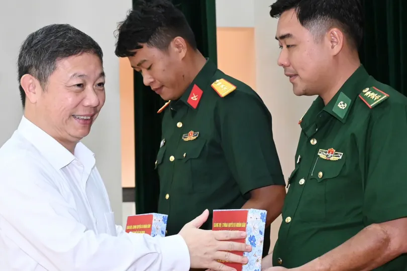 Lãnh đạo TPHCM thăm, động viên lực lượng vũ trang ở Côn Đảo