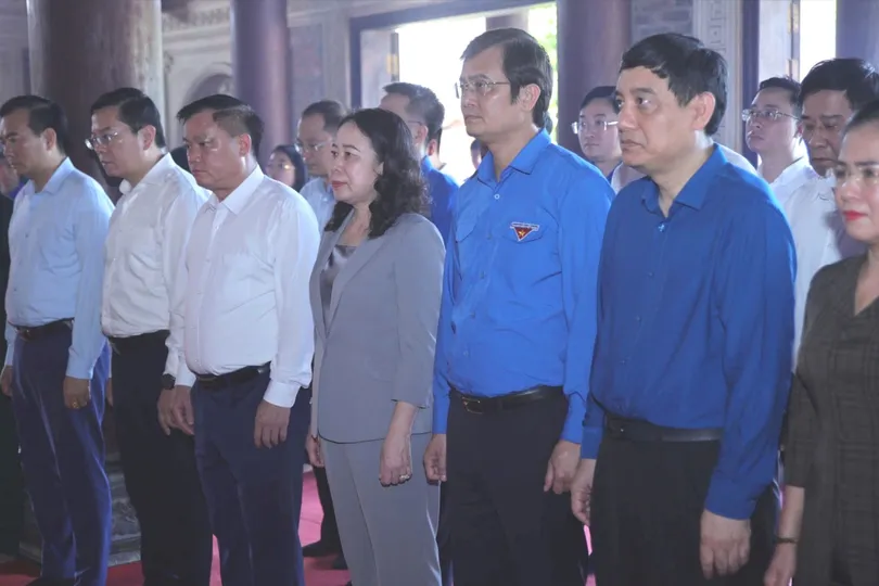 Phó Chủ tịch nước Võ Thị Ánh Xuân dâng hương tại Khu di tích Truông Bồn
