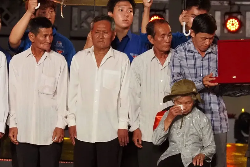 Xúc động khoảnh khắc trao trả hồ sơ kỷ vật của liệt sĩ Huỳnh Văn Quên cho gia đình 