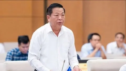 Bộ trưởng Bộ Xây dựng Trần Hồng Minh trình dự luật. Ảnh: CẨM HÀ 