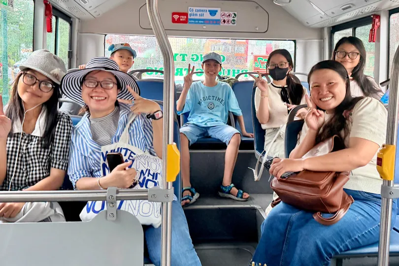 Gia đình chị Triệu Thị Hương Thủy (tỉnh An Giang) lựa chọn xe buýt để tham quan, khám phá nhiều điểm đến tại TPHCM trong chuyến du lịch hè (ẢNH: HOÀNG HÙNG)
