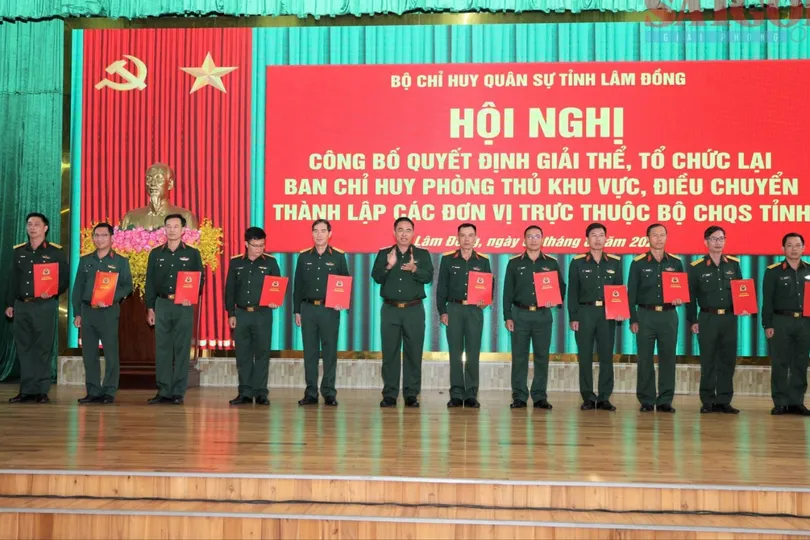 Trao quyết định điều động cán bộ thuộc Bộ Chỉ huy quân sự tỉnh Lâm Đồng. Ảnh: ĐOÀN KIÊN