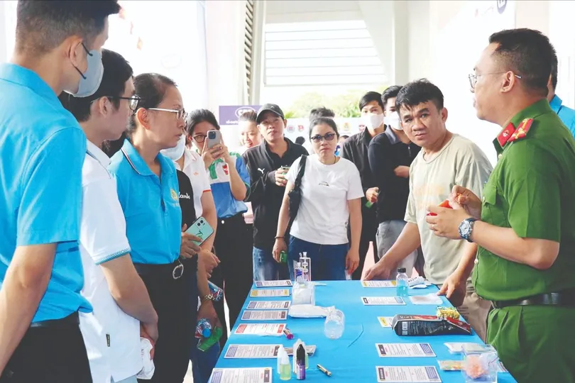 Công nhân tìm hiểu về cách phòng, chống ma túy tại ngày hội. ẢNH: HỒNG HẢI
