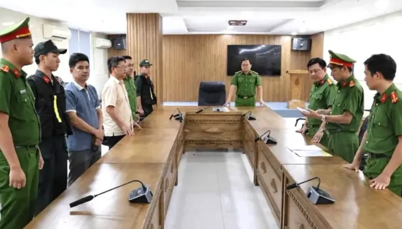 Cơ quan điều tra công bố lệnh khởi tố các đối tượng trong đường dây mua bán trái phép hóa đơn giá trị gia tăng, tổng giá trị hơn 2.000 tỷ đồng. Ảnh: Công an TP Đà Nẵng