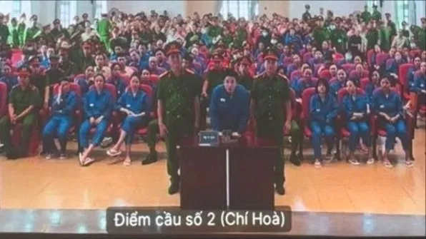 Bị cáo Nguyễn Trung Hiếu (ca sĩ Chi Dân) trình bày tại tòa. Ảnh: SONG MAI