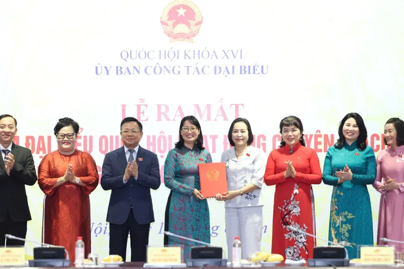 Phó Chủ tịch Quốc hội Nguyễn Thị Thanh trao nghị quyết cho Ban Thường trực Nhóm đại biểu Quốc hội hoạt động chuyên trách ở địa phương khóa XVI (nhiệm kỳ 2026-2031), chiều 19-8. Ảnh: QUANG PHÚC