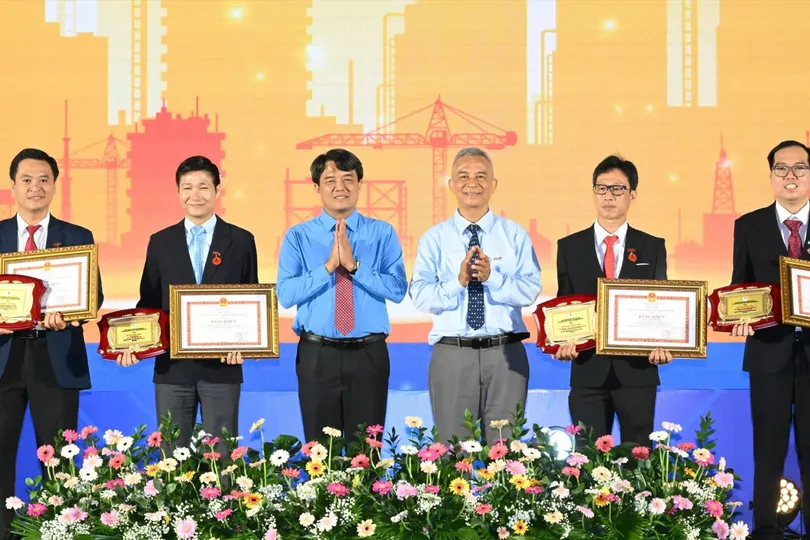 Đồng chí Đặng Ngọc Tùng và đồng chí Bùi Thanh Nhân chúc mừng các gương đoạt Giải thưởng Tôn Đức Thắng lần thứ 26. Ảnh: VIỆT DŨNG