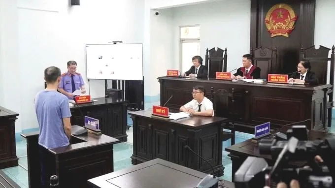 Phiên xét xử hình sự tại tòa án khu vực. Ảnh: SONG MAI