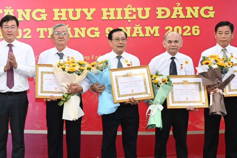 Phó Bí thư Thường trực Thành ủy TPHCM Lê Quốc Phong trao Huy hiệu Đảng đến các đảng viên cao niên. Ảnh VIỆT DŨNG