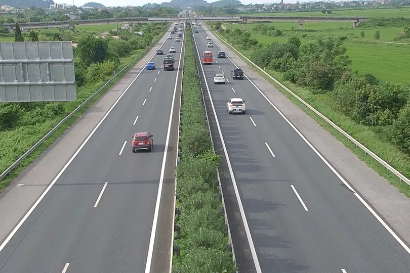Lượng xe về Hà Nội tăng cao, CSGT cho xe đi ngược chiều trên cao tốc Cao Bồ - Pháp Vân