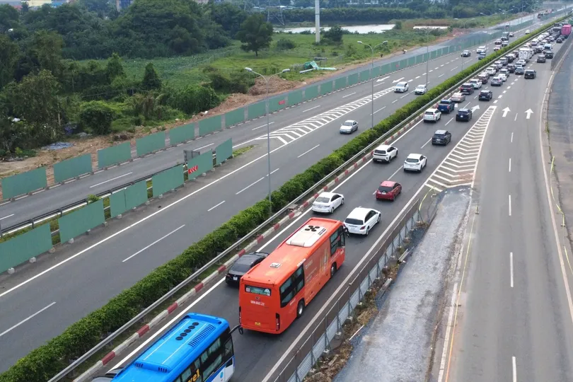 Các phương tiện nối đuôi nhau trên cao tốc TPHCM - Long Thành - Dầu Giây hướng về TPHCM chiều 1-9. Ảnh PHÚ NGÂN.