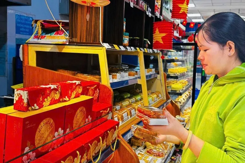 Chọn mua bánh trung thu cho con (Ảnh: ÁI VÂN)