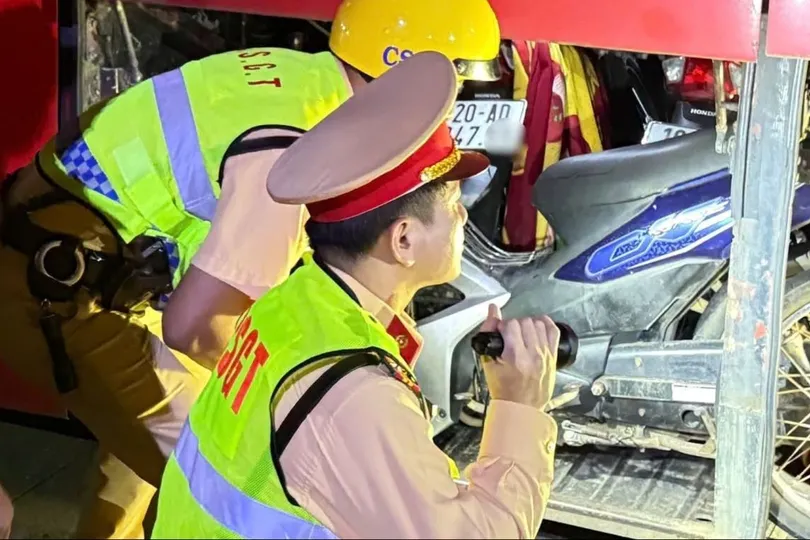 Lực lượng Cảnh sát giao thông phát hiện xe khách vận chuyển 15 xe máy. Ảnh: CSGT ĐN