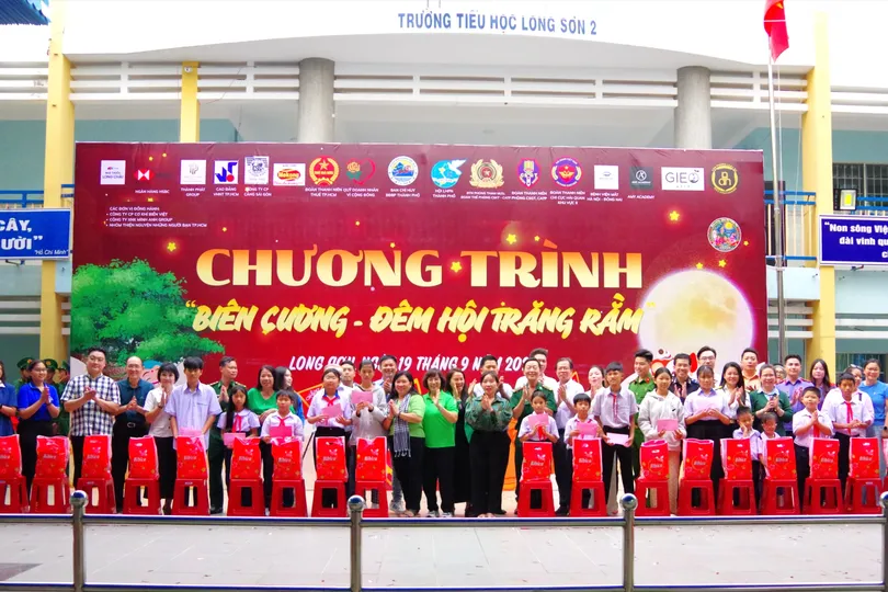 Trao 300 phần quà Trung thu đến trẻ em vùng biển