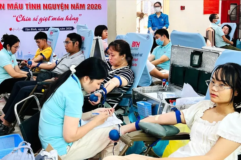 Công nhân, người lao động hiến máu tình nguyện sáng 27-9