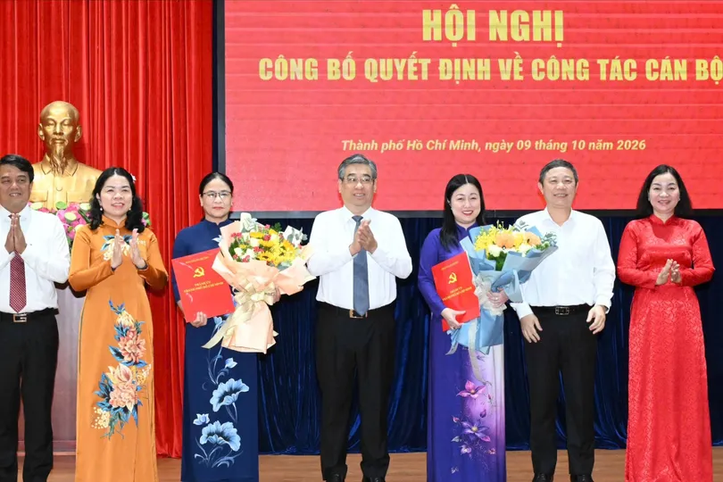 Phó Bí thư Thành ủy TPHCM Nguyễn Phước Lộc trao quyết định cán bộ