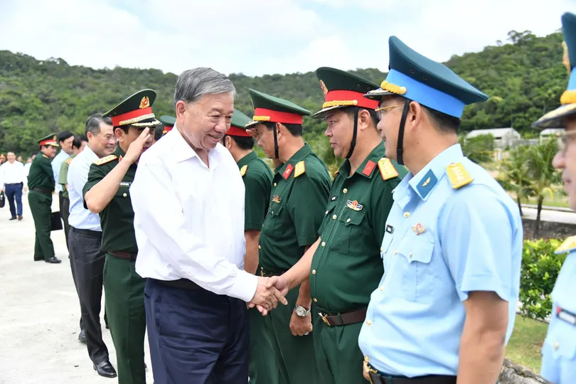 Tổng Bí thư Tô Lâm với cán bộ, chiến sĩ làm nhiệm vụ tại đặc khu Thổ Châu, tỉnh An Giang