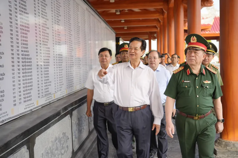 Nguyên Thủ tướng Chính phủ Nguyễn Tấn Dũng và Đại tướng Nguyễn Trọng Nghĩa dâng hương tham quan Đền tưởng niệm anh hùng liệt sĩ và người có công