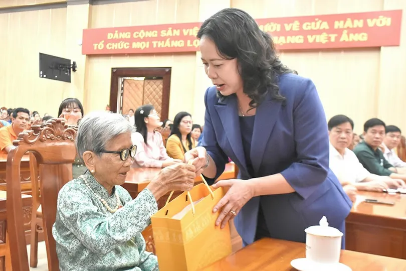 Phó Chủ tịch nước Võ Thị Ánh Xuân tặng quà Mẹ Việt Nam Anh hùng Trần Thị Thi