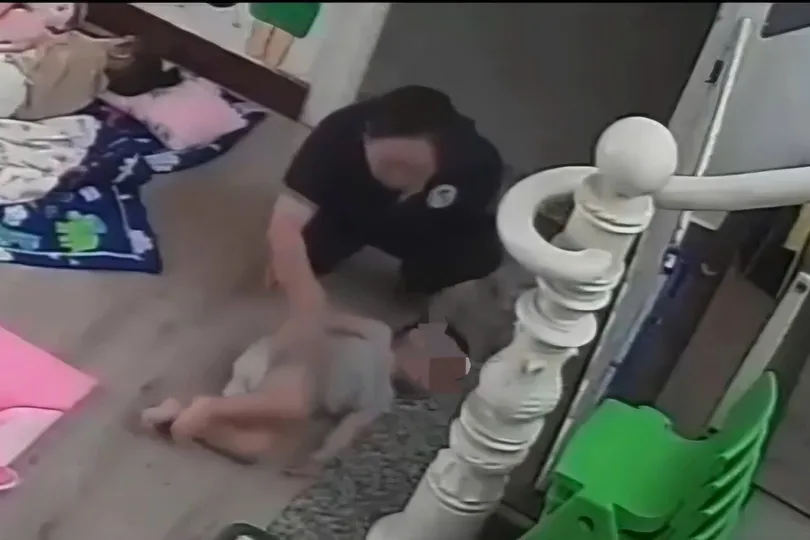 Cô T. có hành vi thiếu chuẩn mực với bé trai. Ảnh cắt từ clip 