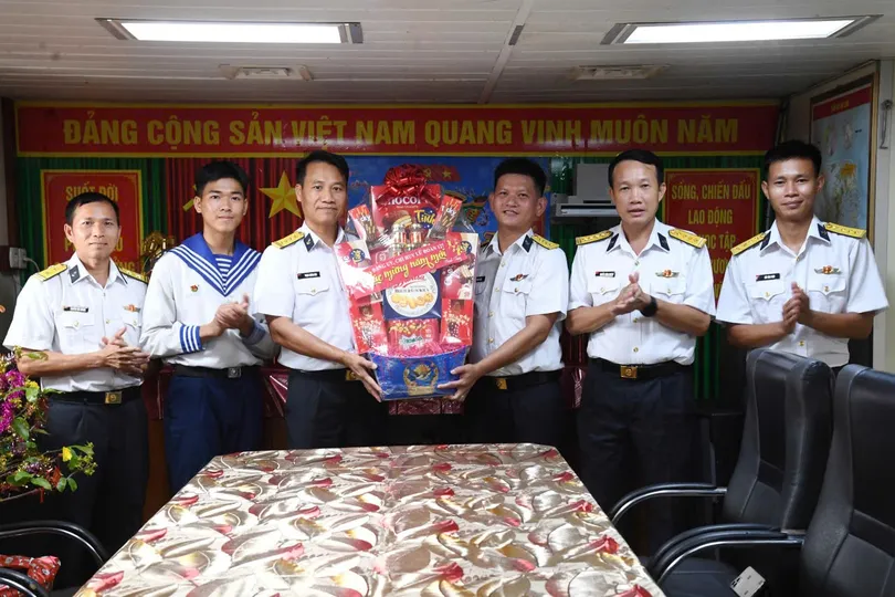 Chỉ huy Lữ đoàn 127 tặng quà cán bộ, chiến sĩ tàu 924