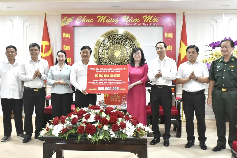 Đồng chí Võ Văn Minh trao bảng tượng trưng kinh phí hỗ trợ 500 triệu đồng đến tỉnh An Giang