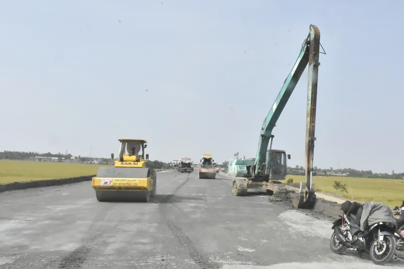 Máy móc, phương tiện thi công cao tốc Châu Đốc - Cần Thơ - Sóc Trăng, đoạn qua địa bàn An Giang