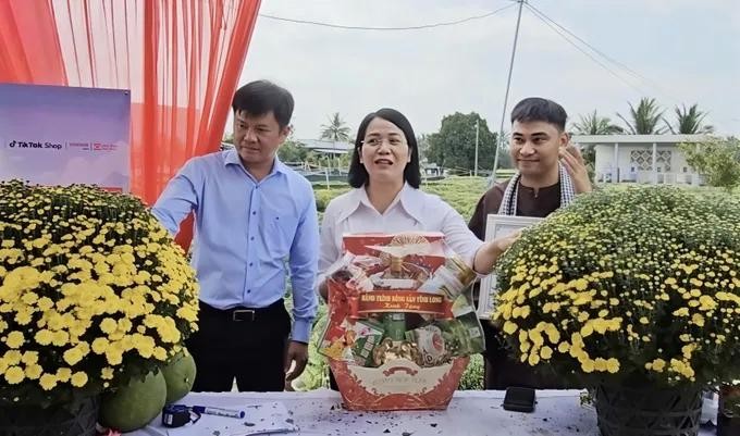 Local leaders go live to sell ornamental flowers supporting farmers ahead of Tet